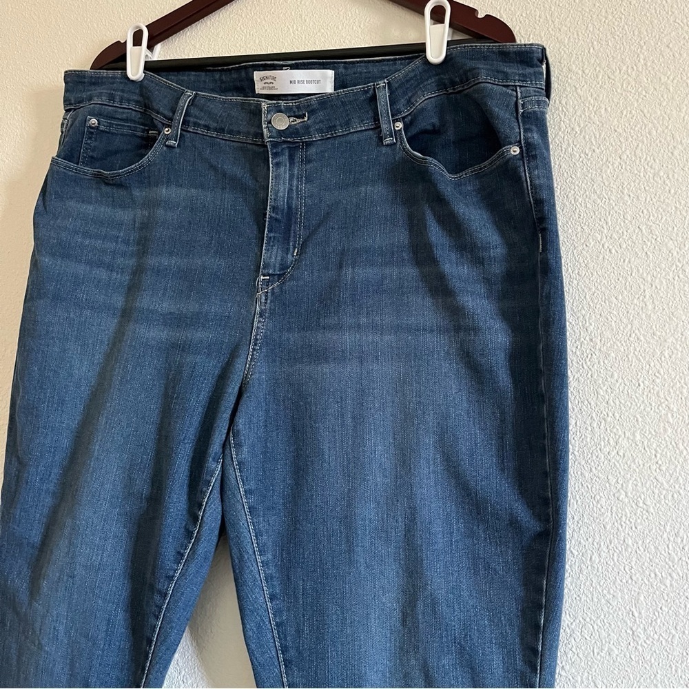 Mid Rise Signature by Levis women’s Jeans size 20